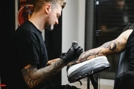 Ergonomické vybavenie pre tatérov: Tetuj bez bolesti, seď ako profík