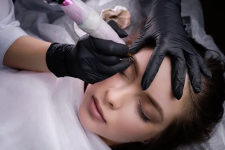 PMU korekčné protokoly: Kedy si trúfnuť na opravu a kedy klientku radšej poslať na laser?